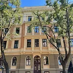 Alunana Lux & Jakuzzi In The Art Nouveau Area - 1870's, Renovated 2025 - Self Check-in