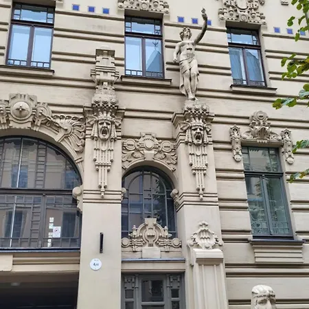 Alunana LUX Jaсuzzi&Free Parking in Quiet Center - Art Nouveau District - 700m to Old Town Апартаменты Рига